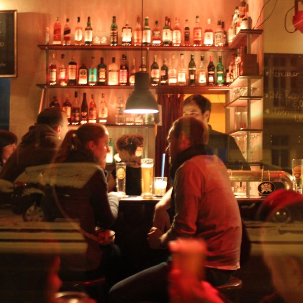 Gäste genießen einen Abend an der Bar im Blaumilchkanal